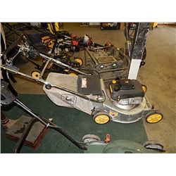 JOHN DEERE SELF PROPELLED - WITH INDEPENDANT BLADE CONTROL - WORKING