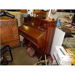 VINTAGE APARTMENT PUMP ORGAN