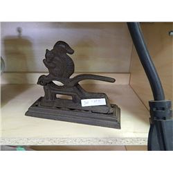VINTAGE CAAST IRON SQUIRREL NUT CRACKER