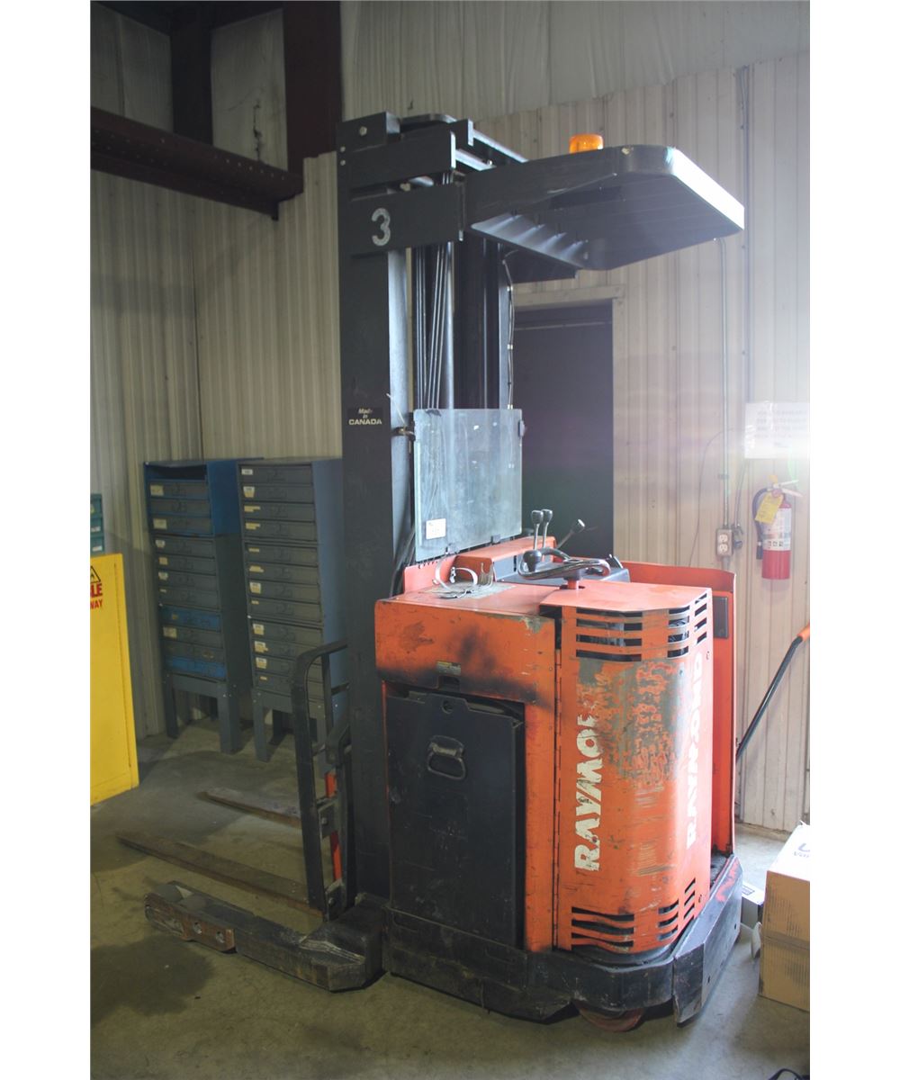 Lifter Raymond R30 RAYMOND 21I-R30TT 3000 LB 2 STAGE ELECTRIC ORDER PICKER WITH CHARGER