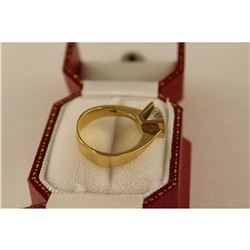 LADIES 10KT YELLOW GOLD COLOURLESS CUBIC ZIRCONIUM DRESS RING.  HAS A CHANNEL STYLE BOX STYLE