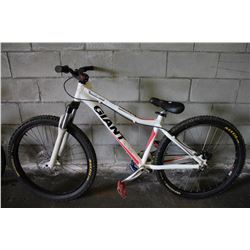 WHITE GIANT SINGLE SPEED FRONT SUSPENSION MOUNTAIN BIKE