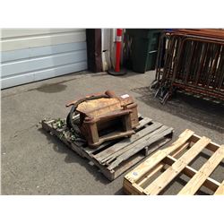 HYRAULIC WRIST ATTACHMENT FOR EXCAVATOR BUCKET