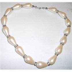 Beautiful vintage monet pearl necklace
