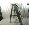 Image 1 : SMALL ALUMINUM STEP LADDER