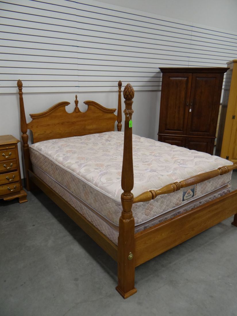 2 poster beds, fullsize