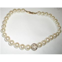 Beautiful vintage pearl rhinestone necklace