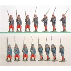 Britains set 141 Infanterie de Ligne, two versions marching at the slope, seven troopers in blue-...