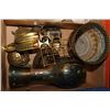 Image 1 : BOX OF BRASS ITEMS
