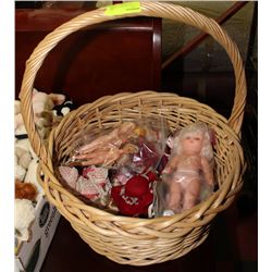 LARGE WICKER BASKET WITH OLD DOLLS