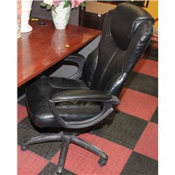 SHOWHOME OFFICE DESK W HYDRAULIC CHAAIR