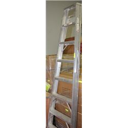 8' STEP LADDER