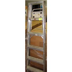 6' STEP LADDER