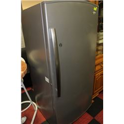 WHIRLPOOL BRUSHED NICKEL UPRIGHT DEEPFREEZE