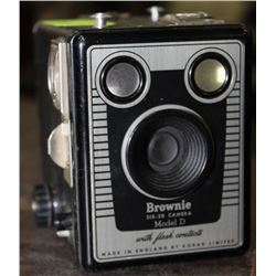 BROWNIE SIX-20 MODEL D VINTAGE ENGLISH CAMERA