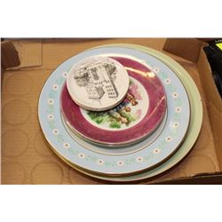 SMALL TRAY OF COLLECTIBLE CHINA & PORCELAIN PLATES