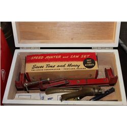 SMALL WOODEN TOOLBOX WITH JOINT AND SET CIRCULAR