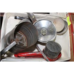 FLAT OF VINTAGE KITCHENWARE