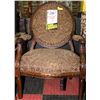 Image 1 : VINTAGE STYLE WOOD AND FABRIC ACCENT CHAIR
