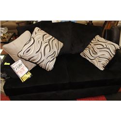 BLACK FABRIC LOVE SEAT WITH THROW PILLOWS