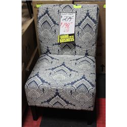 BLUE AND WHITE PATTERNED ACCENT CHAIR - 5330360