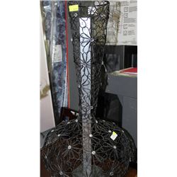 METAL WIRE FLORAL PATTERNED VASE SHAPED ACCENT