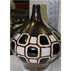 BLACK AND WHITE DESIGNER VASE