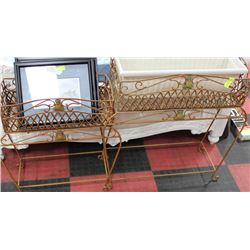 SET OF 2 PLANT STANDS WITH PINEAPPLE MOTIF