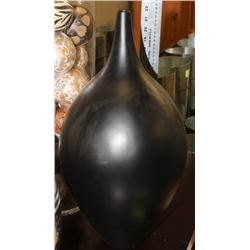 BLACK SHOWHOME VASE (SCRATCH ON SIDE)