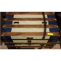 LARGE VINTAGE STEAMER TRUNK