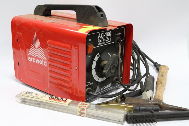 AC100 ARC WELDER COMES WITH CHIPPING HAMMER, RODS