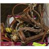 Image 1 : BOX OF ASSORTED VINTAGE HORSE TACK