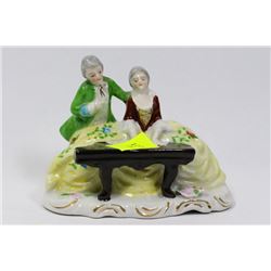 PORCELAIN FIGURINE 'WOMAN AT PIANO'