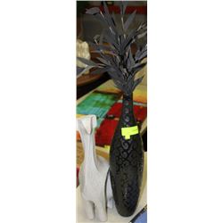 SHOWHOME BLACK VASE WITH DOG ORNAMENT