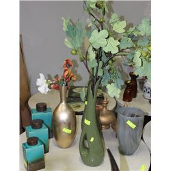 SHOWHOME TABLE LOT OF VASES, ACCENT PIECES ETC