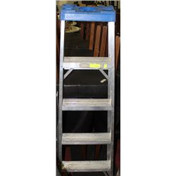 ALUMINUM 5' STEP LADDER