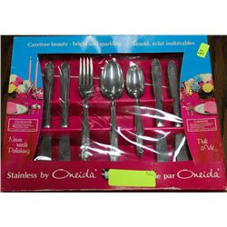 ONEIDA STAINLESS STEEL CUTLERY SET