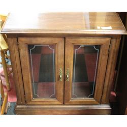 2-DOOR CURIO CABINET ( KROELER )