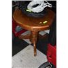 Image 1 : ROUND OAK END TABLE