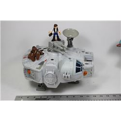 STAR WARS MILLENIUM FALCON  W/ FIGURES