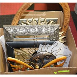 BOX W/4 MIRRORS & 2 WALL DECORATIONS