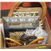 Image 1 : BOX W/4 MIRRORS & 2 WALL DECORATIONS