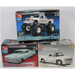 BOX W/ 3 VEHICLE MODEL KITS
