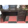 Image 1 : SMALL BLACK DESK 49" WIDE
