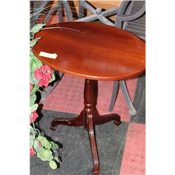 SMALL WOOD SIDETABLE