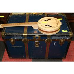 LARGE VINTAGE STEAMER TRUNK WITH INSIDE DRAWER