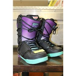 SIZE 6.5 WOMENS SNOWBOARDING BOOTS