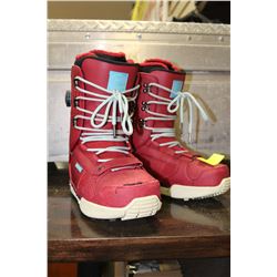 SIZE 10 MENS SNOWBOARDING BOOTS