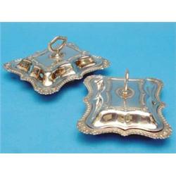A George V silver trinket box, of serpentine form with scroll feet, 5 ins....