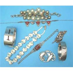 A small quantity of sundry jewellery, including a silver hinged bangle and an Art Deco white meta...